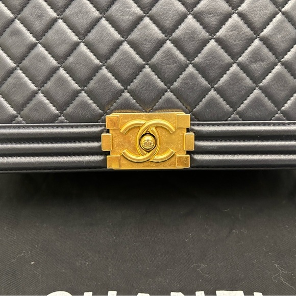 Authentic Chanel Caviar Quilted Médium Boy Flap Bag in Navy Blue - Picture 3 of 13